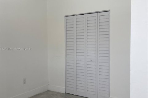 House in Hialeah, Florida 2 bedrooms, 210.24 sq.m. № 2069221 - photo 11