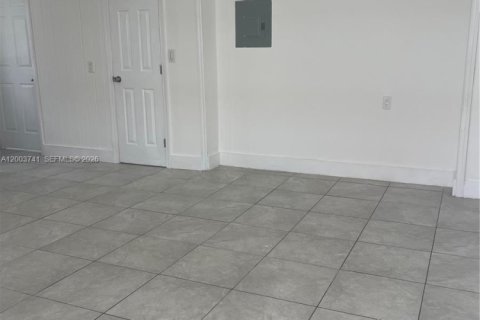 House in Hialeah, Florida 2 bedrooms, 210.24 sq.m. № 2069221 - photo 7