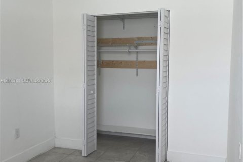 House in Hialeah, Florida 2 bedrooms, 210.24 sq.m. № 2069221 - photo 12