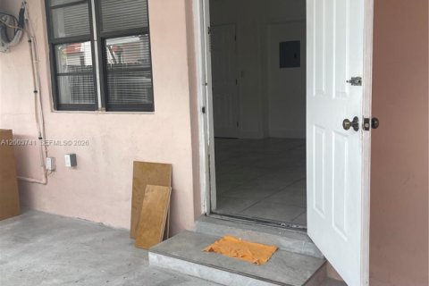 House in Hialeah, Florida 2 bedrooms, 210.24 sq.m. № 2069221 - photo 3