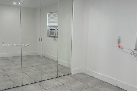 House in Hialeah, Florida 2 bedrooms, 210.24 sq.m. № 2069221 - photo 18