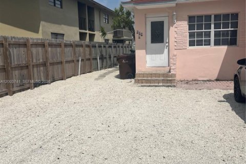 House in Hialeah, Florida 2 bedrooms, 210.24 sq.m. № 2069221 - photo 2