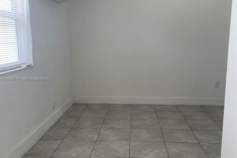 House in Hialeah, Florida 2 bedrooms, 210.24 sq.m. № 2069221 - photo 10
