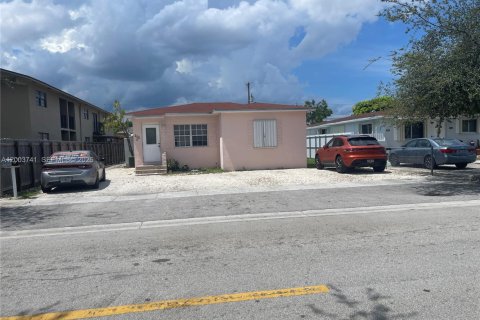 House in Hialeah, Florida 2 bedrooms, 210.24 sq.m. № 2069221