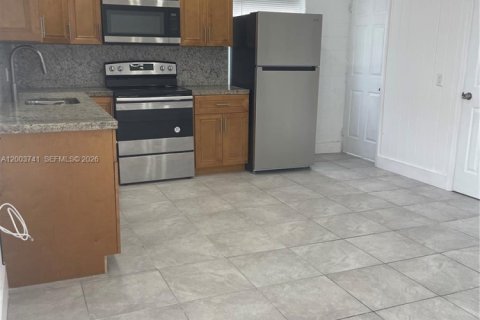 House in Hialeah, Florida 2 bedrooms, 210.24 sq.m. № 2069221 - photo 9