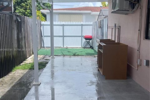 House in Hialeah, Florida 2 bedrooms, 210.24 sq.m. № 2069221 - photo 4