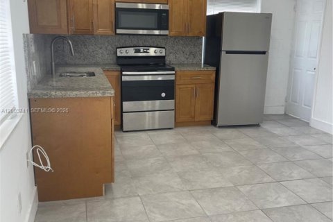 House in Hialeah, Florida 2 bedrooms, 210.24 sq.m. № 2069221 - photo 8