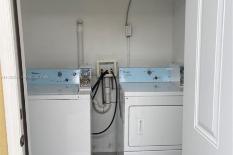 House in Hialeah, Florida 2 bedrooms, 210.24 sq.m. № 2069221 - photo 20