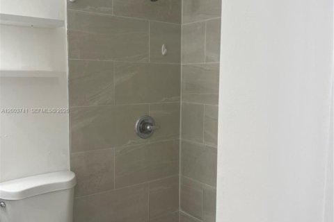 House in Hialeah, Florida 2 bedrooms, 210.24 sq.m. № 2069221 - photo 15