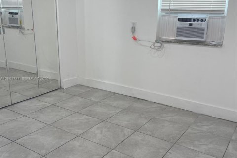 House in Hialeah, Florida 2 bedrooms, 210.24 sq.m. № 2069221 - photo 17