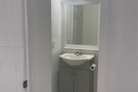 House in Hialeah, Florida 2 bedrooms, 210.24 sq.m. № 2069221 - photo 13