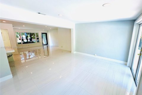 House in Hialeah, Florida 3 bedrooms, 136.47 sq.m. № 1995602 - photo 16