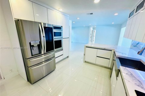 House in Hialeah, Florida 3 bedrooms, 136.47 sq.m. № 1995602 - photo 12