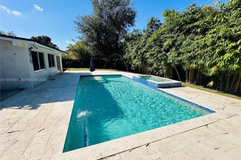 House in Hialeah, Florida 3 bedrooms, 136.47 sq.m. № 1995602 - photo 4