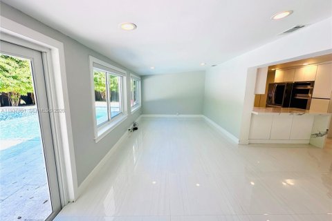 House in Hialeah, Florida 3 bedrooms, 136.47 sq.m. № 1995602 - photo 14