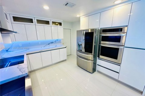 House in Hialeah, Florida 3 bedrooms, 136.47 sq.m. № 1995602 - photo 10