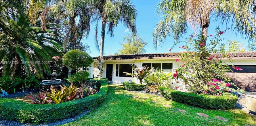 House in Hialeah, Florida 3 bedrooms, 136.47 sq.m. № 1995602