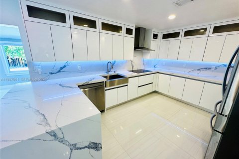 House in Hialeah, Florida 3 bedrooms, 136.47 sq.m. № 1995602 - photo 9