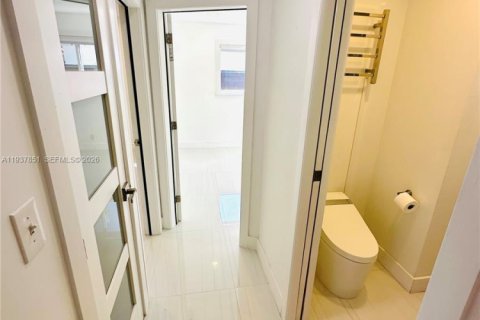 House in Hialeah, Florida 3 bedrooms, 136.47 sq.m. № 1995602 - photo 23