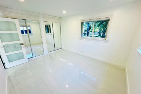 House in Hialeah, Florida 3 bedrooms, 136.47 sq.m. № 1995602 - photo 30