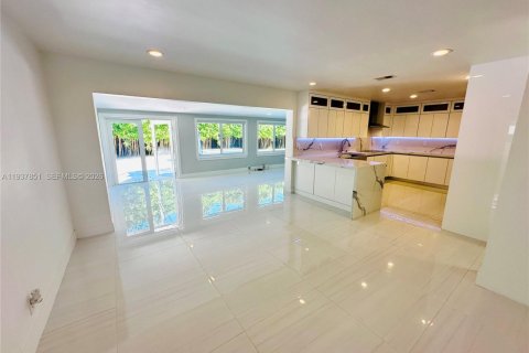 House in Hialeah, Florida 3 bedrooms, 136.47 sq.m. № 1995602 - photo 6