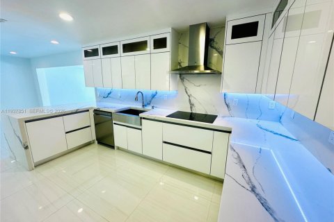 House in Hialeah, Florida 3 bedrooms, 136.47 sq.m. № 1995602 - photo 11