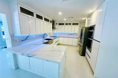 House in Hialeah, Florida 3 bedrooms, 136.47 sq.m. № 1995602 - photo 8