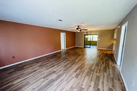 House in Lake Placid, Florida 2 bedrooms, 144 sq.m. № 2084097 - photo 4