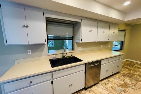 House in Lake Placid, Florida 2 bedrooms, 144 sq.m. № 2084097 - photo 8