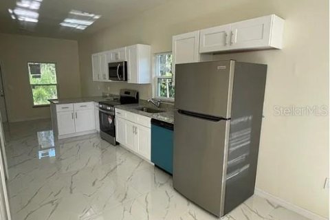 Villa ou maison à louer à Punta Gorda, Floride: 2 chambres, 77.29 m2 № 1765658 - photo 2