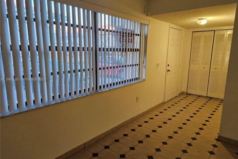 Снять в аренду таунхаус в Майами, Флорида 3 спальни, 149.57м2, № 1998337 - фото 2