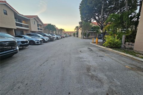 Снять в аренду таунхаус в Майами, Флорида 3 спальни, 149.57м2, № 1998337 - фото 19