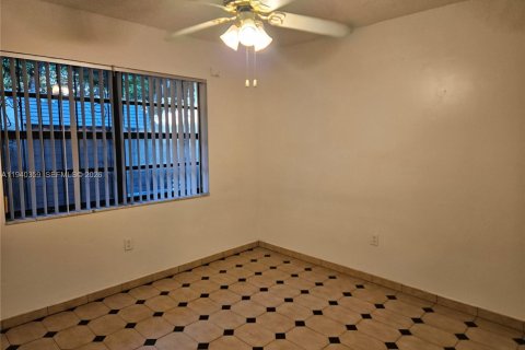 Снять в аренду таунхаус в Майами, Флорида 3 спальни, 149.57м2, № 1998337 - фото 5