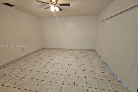 Снять в аренду таунхаус в Майами, Флорида 3 спальни, 149.57м2, № 1998337 - фото 15