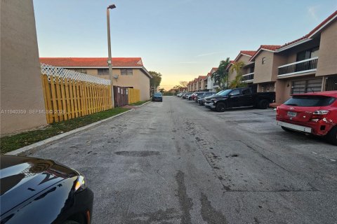 Снять в аренду таунхаус в Майами, Флорида 3 спальни, 149.57м2, № 1998337 - фото 18