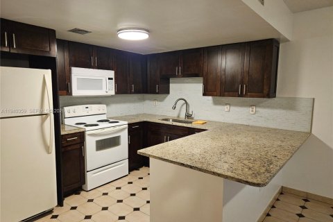 Снять в аренду таунхаус в Майами, Флорида 3 спальни, 149.57м2, № 1998337 - фото 7