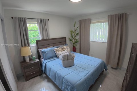 House in Miami Gardens, Florida 3 bedrooms, 129.6 sq.m. № 2374514 - photo 10