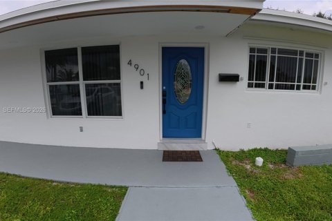 House in Miami Gardens, Florida 3 bedrooms, 129.6 sq.m. № 2374514 - photo 2