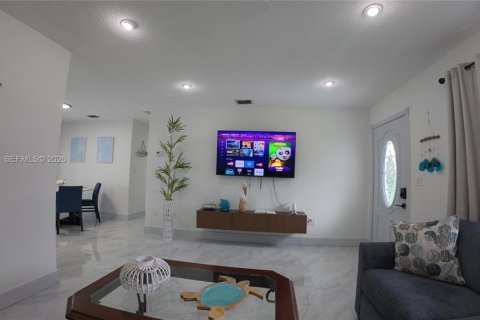 House in Miami Gardens, Florida 3 bedrooms, 129.6 sq.m. № 2374514 - photo 29