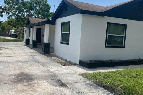 Propiedad comercial en alquiler en Lake Worth, Florida, 1 dormitorio, 58.06 m2 № 1223608 - foto 1