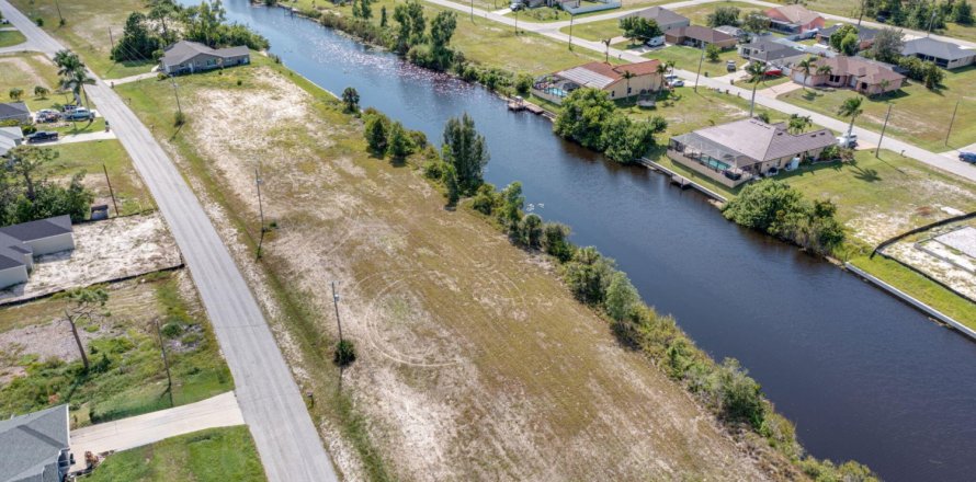 Land in Cape Coral, Florida № 770510