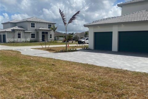Villa ou maison à louer à Homestead, Floride: 5 chambres, 322.19 m2 № 2041424 - photo 11