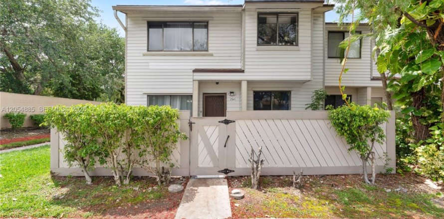 Condominio en Sunrise, Florida, 3 dormitorios № 2248060