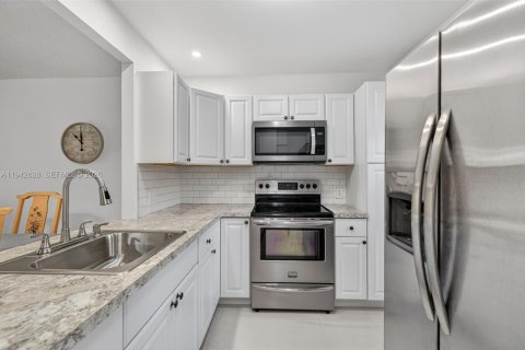 Condo in Lauderdale Lakes, Florida, 2 bedrooms  № 2002260 - photo 2