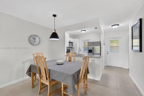 Condo in Lauderdale Lakes, Florida, 2 bedrooms  № 2002260 - photo 12