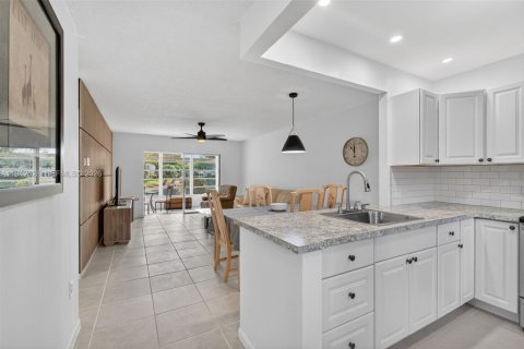 Condo in Lauderdale Lakes, Florida, 2 bedrooms  № 2002260