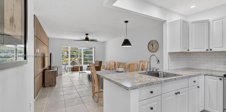 Condo in Lauderdale Lakes, Florida, 2 bedrooms  № 2002260