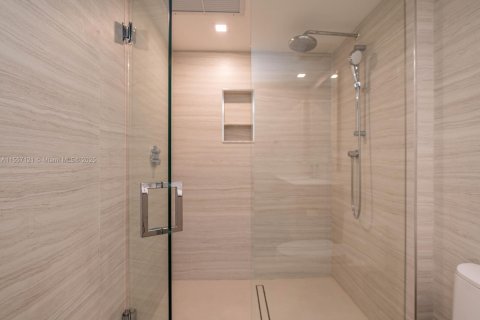 Снять в аренду кондоминиум в Бэл-Харбор, Флорида 2 спальни, 128.95м2, № 1171556 - фото 4