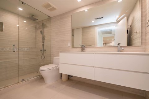 Снять в аренду кондоминиум в Бэл-Харбор, Флорида 2 спальни, 128.95м2, № 1171556 - фото 10