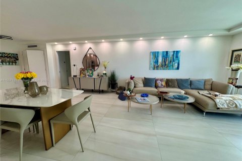 Снять в аренду кондоминиум в Бэл-Харбор, Флорида 2 спальни, 128.95м2, № 1171556 - фото 13